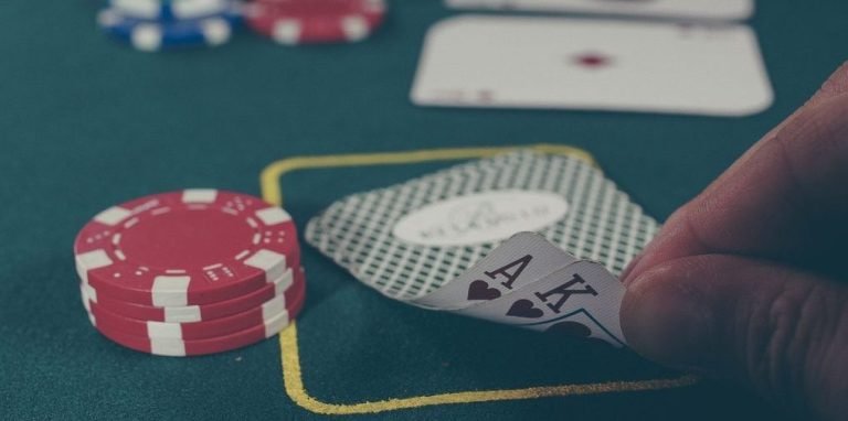 Perbandingan tampilan aplikasi yyrr88 versus versi browser mobile untuk pengalaman taruhan terbaik